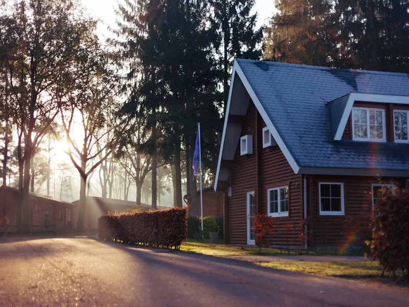 Avant - Enduit projeté libéré de ses mousses par traitement thermique — Villa à Hossegor